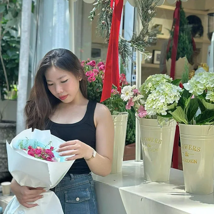 Khách hàng Minh Anh cùng vali TRIP A93